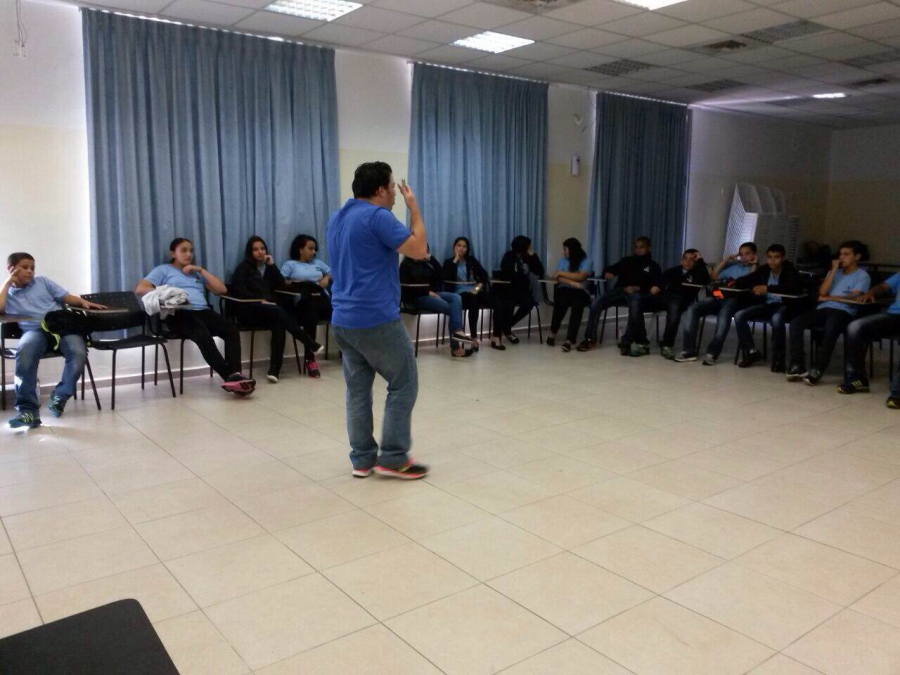  محاضرات توعية بموضوع الحذر على الطرق لطلاب المرحلة الاعدادية في مدرسة أجيال الثانوية